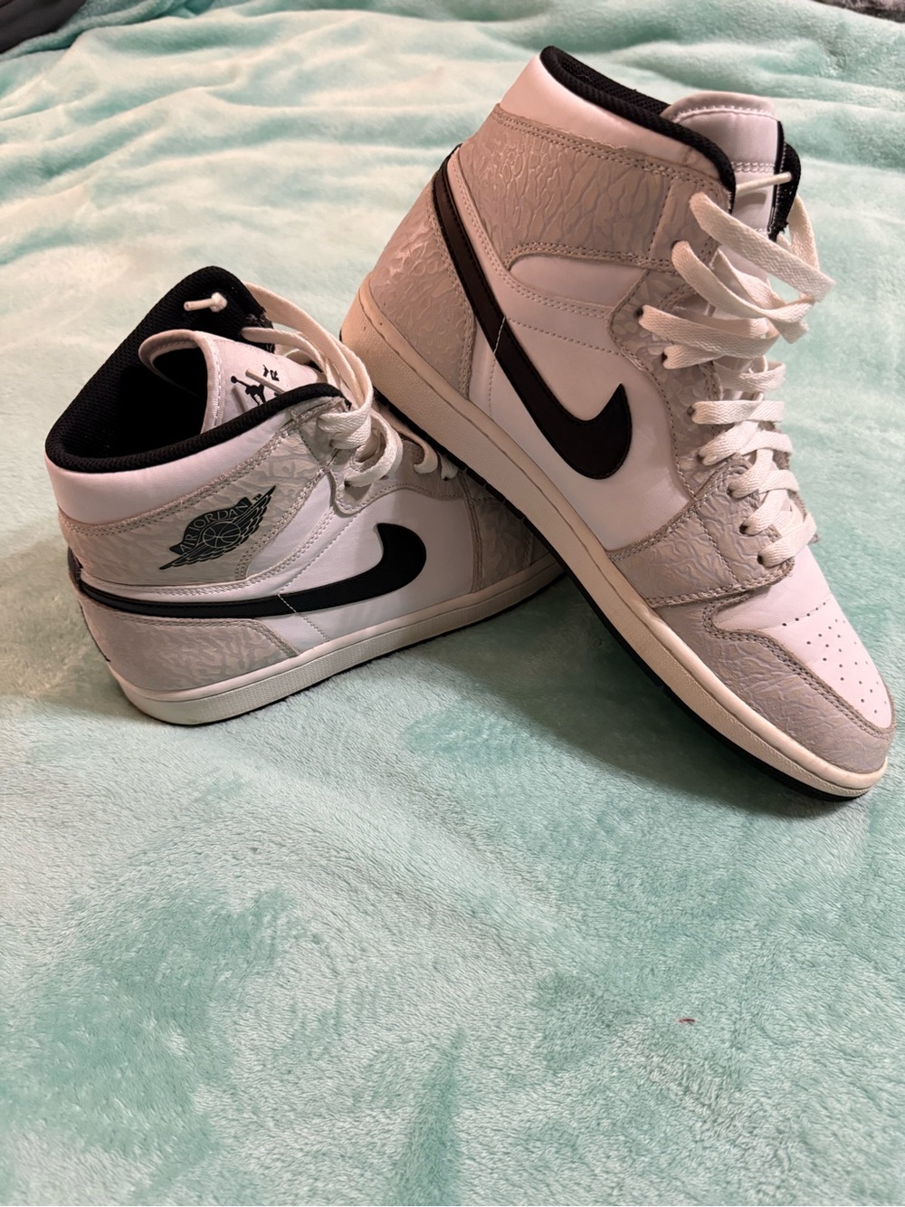 Jordan 1 High OG "White Elephant" sneakers in US 11